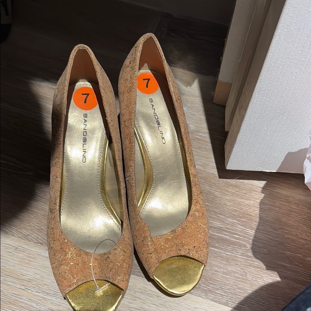Bandolino Women's Gold Peep Toe Heels